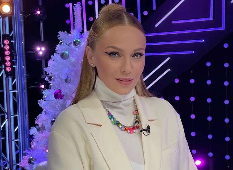 Альбина Джанабаева показала фигуру в купальнике во время отдыха