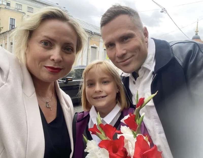 Светлана Пермякова с дочерью и Максимом Скрябиным