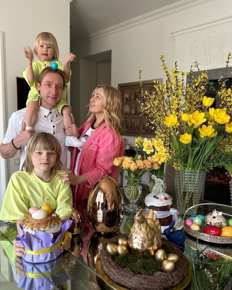 Евгений Плющенко с Яной Рудковской и детьми