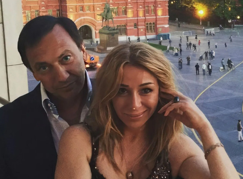 «О многих его приключениях знала»: Апина рассказала о разводе с мужем-продюсером