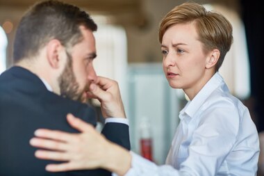 Кусает губы и отводит глаза: как понять, что вам лгут