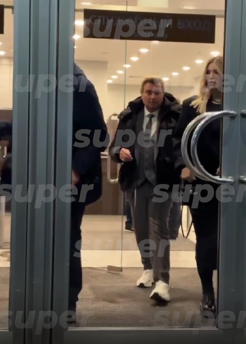 Николай Басков со спутницей