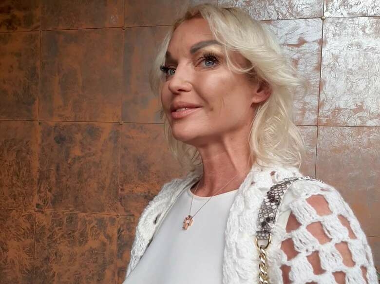 Волочкова опубликовала фото из постели, но попросила не следить за ее жизнью