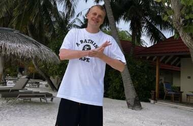 Слава Комиссаренко со сцены объявил о разводе с женой вебкам-моделью