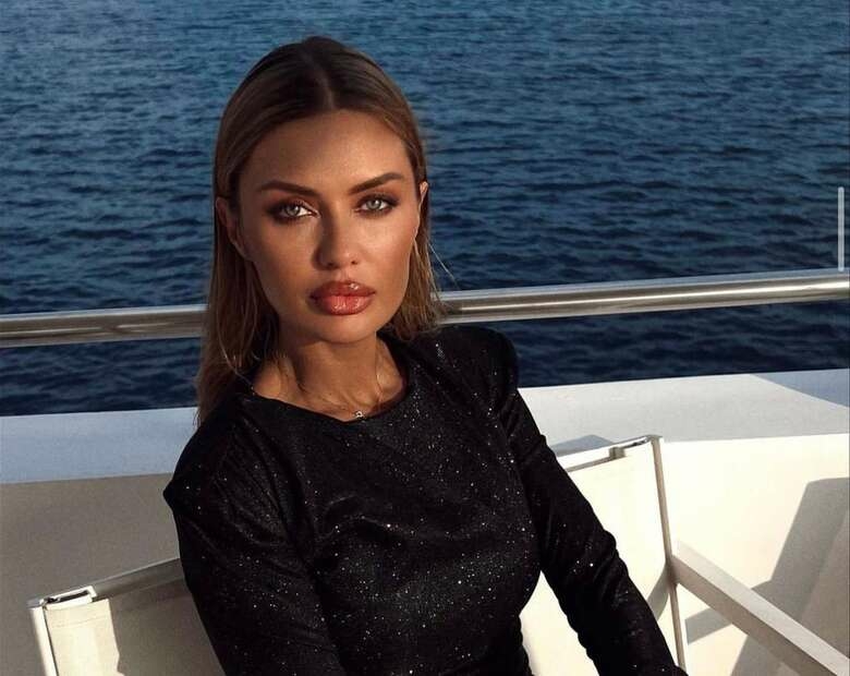 Боня с пачкой денег в руках рассказала о романтическом свидании: «Мой мужчина прилетел наконец-то ко мне»
