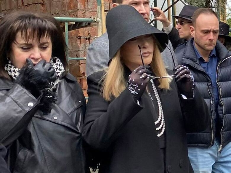 Пугачева чуть не пострадала в давке во время похорон Юдашкина