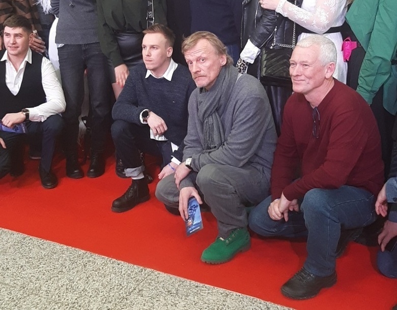 Серебряков с самого начала премьеры смотрел на журналистов весьма недружелюбно