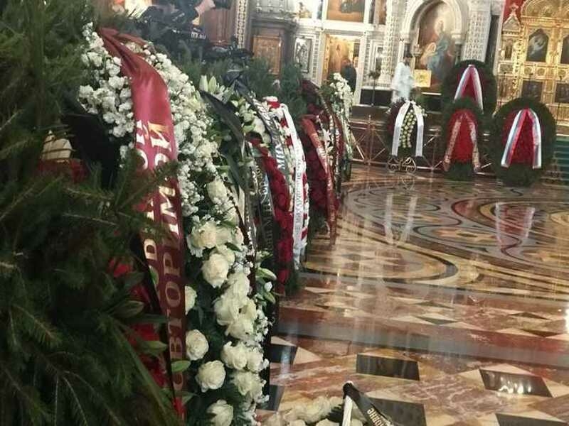 У гроба знаменитости стоят десятки венков