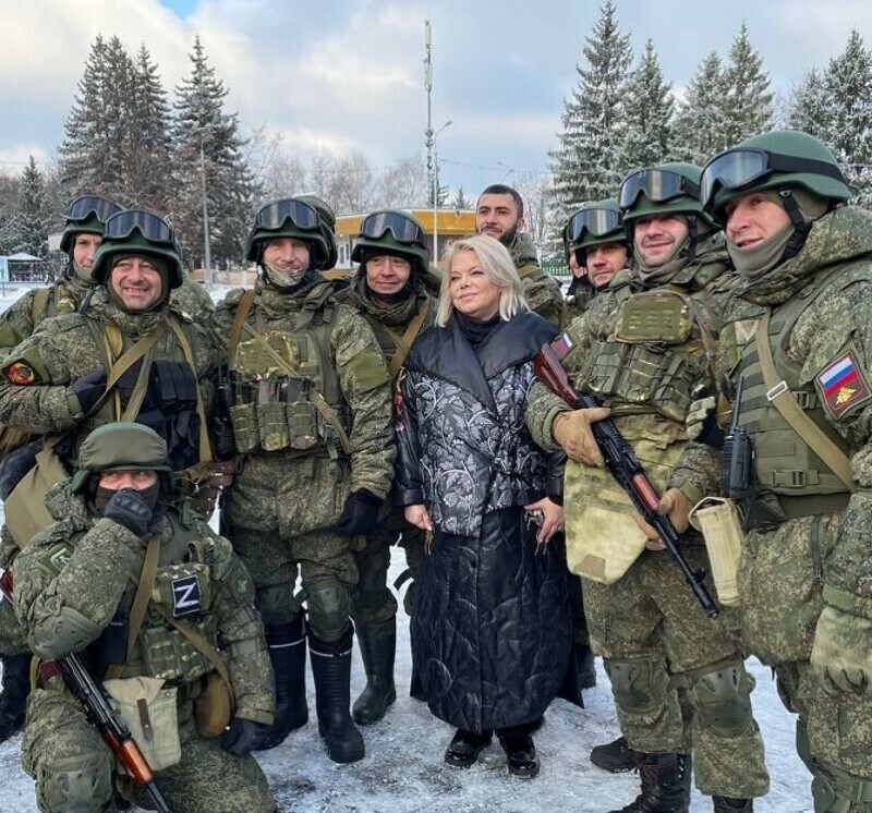 Актриса вместе с военными