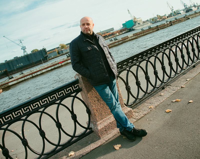 "Исходя из внешнего образа, я абсолютно не герой-любовник. А скорее простак, резонер, обиженный муж. Но играть хочется все!"