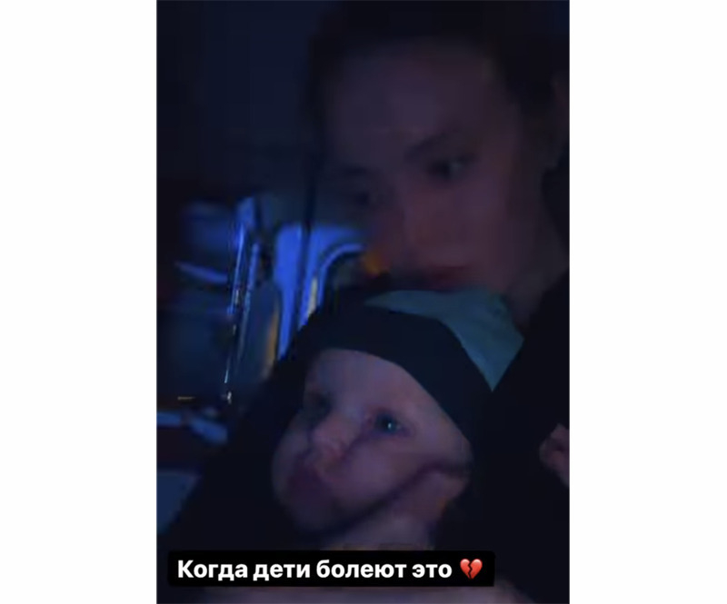 Звезда уехала с сыном на скорой помощи