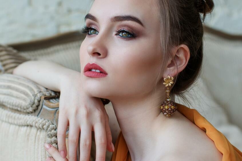 без идеального покрытие трудно создать крутой макияж