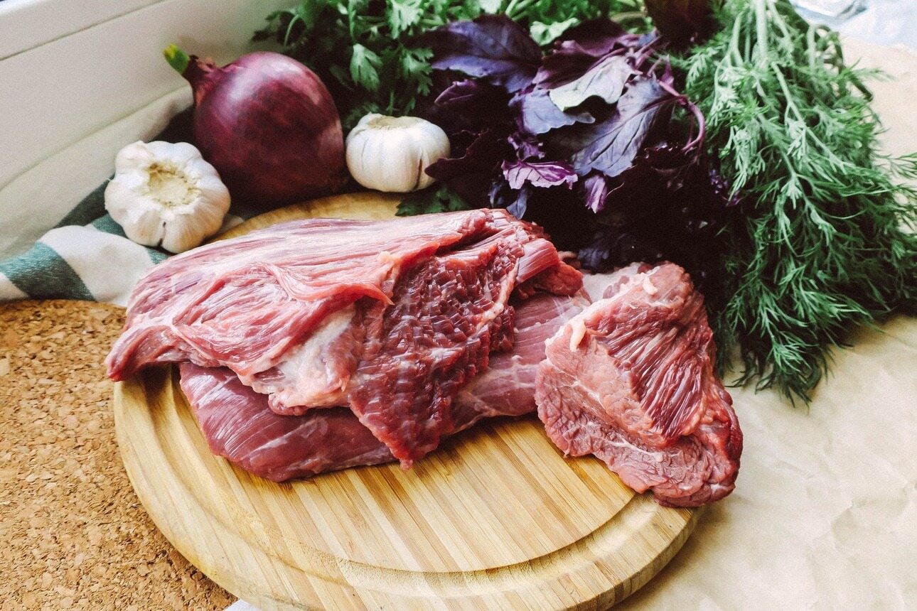 стоит ограничить употребление красного мяса, если есть проблемы с кожей