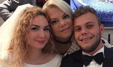 Яна Поплавская с сыном Никитой и его невестой