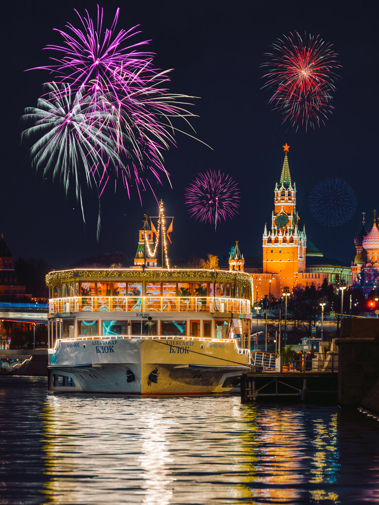 Новогодние Корпоративы 2022 на Москве-реке на палубах Yacht Event