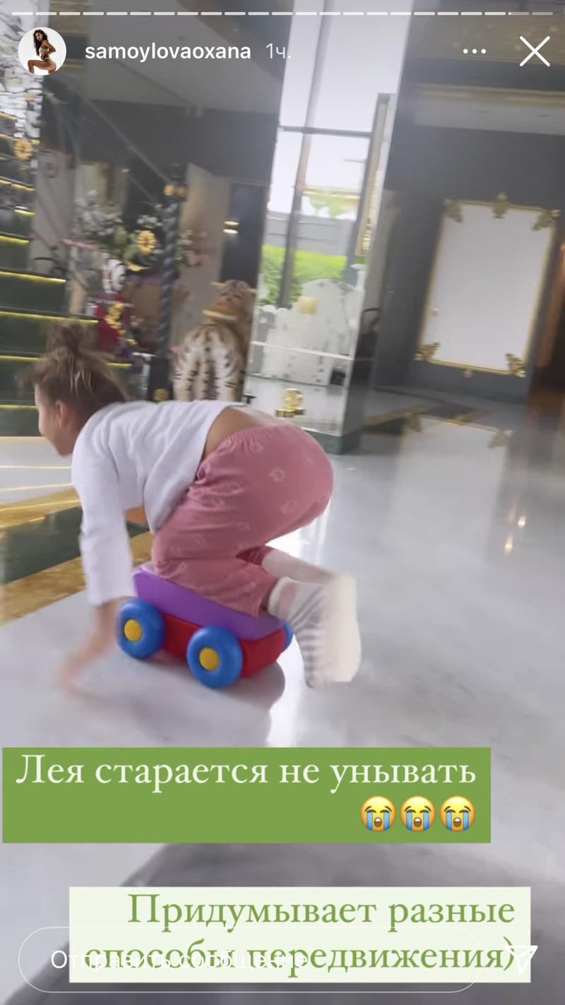 Девочка старается не унывать
