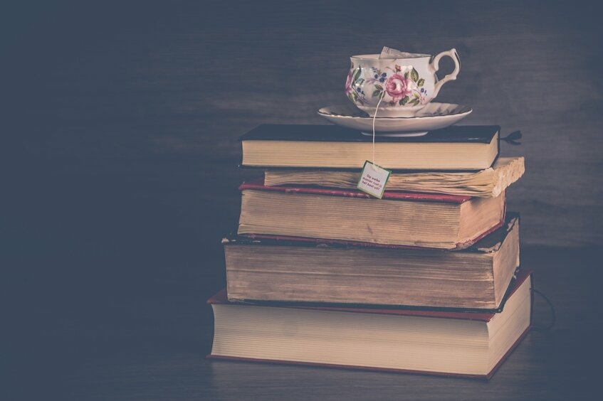 Топ 5 современных российских писателей, книги которых обязательно нужно почитать