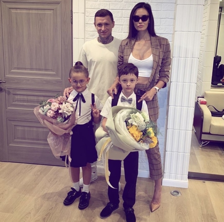 Павел и Алана Мамаевы с детьми
