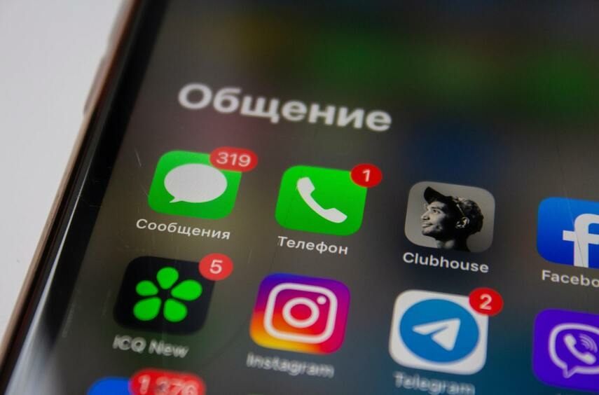 89% опрошенных ежедневно тратят время на соцсети на работе