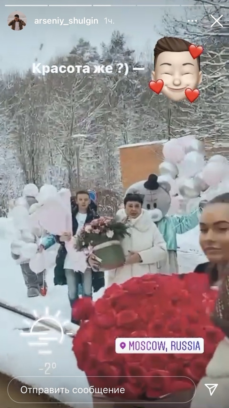 Родные и близкие идут на выписку из роддома