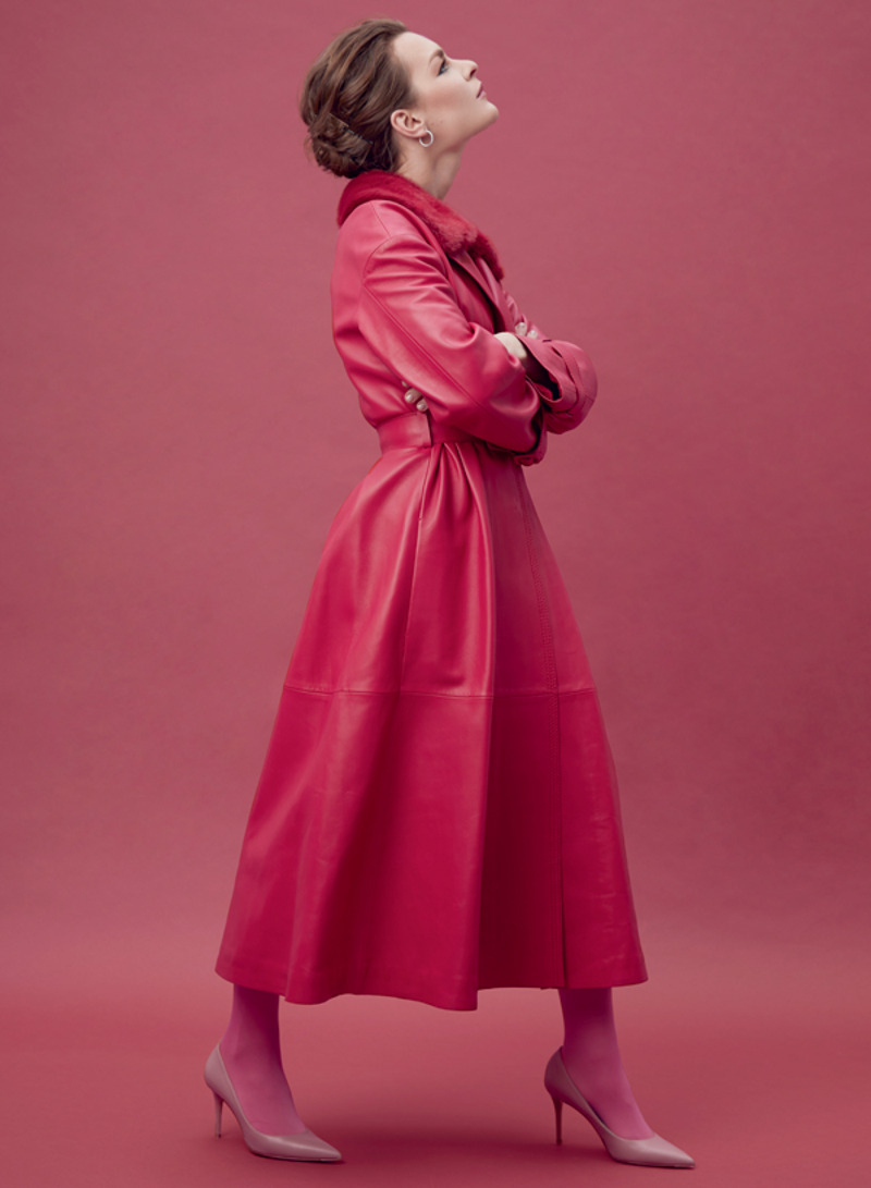 Тренч, FENDI (VIPAVENUE); туфли, LESILLA (VIPAVENUE); серьги из коллекции Classic, MERCURY