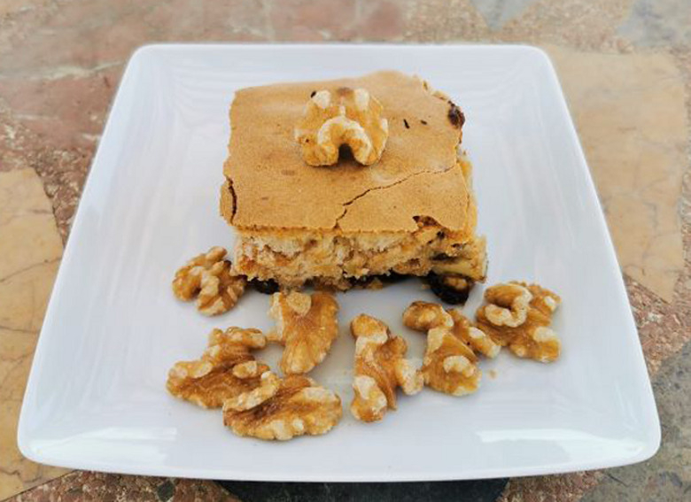 Пирог с грецкими орехами и сушеной клюквой