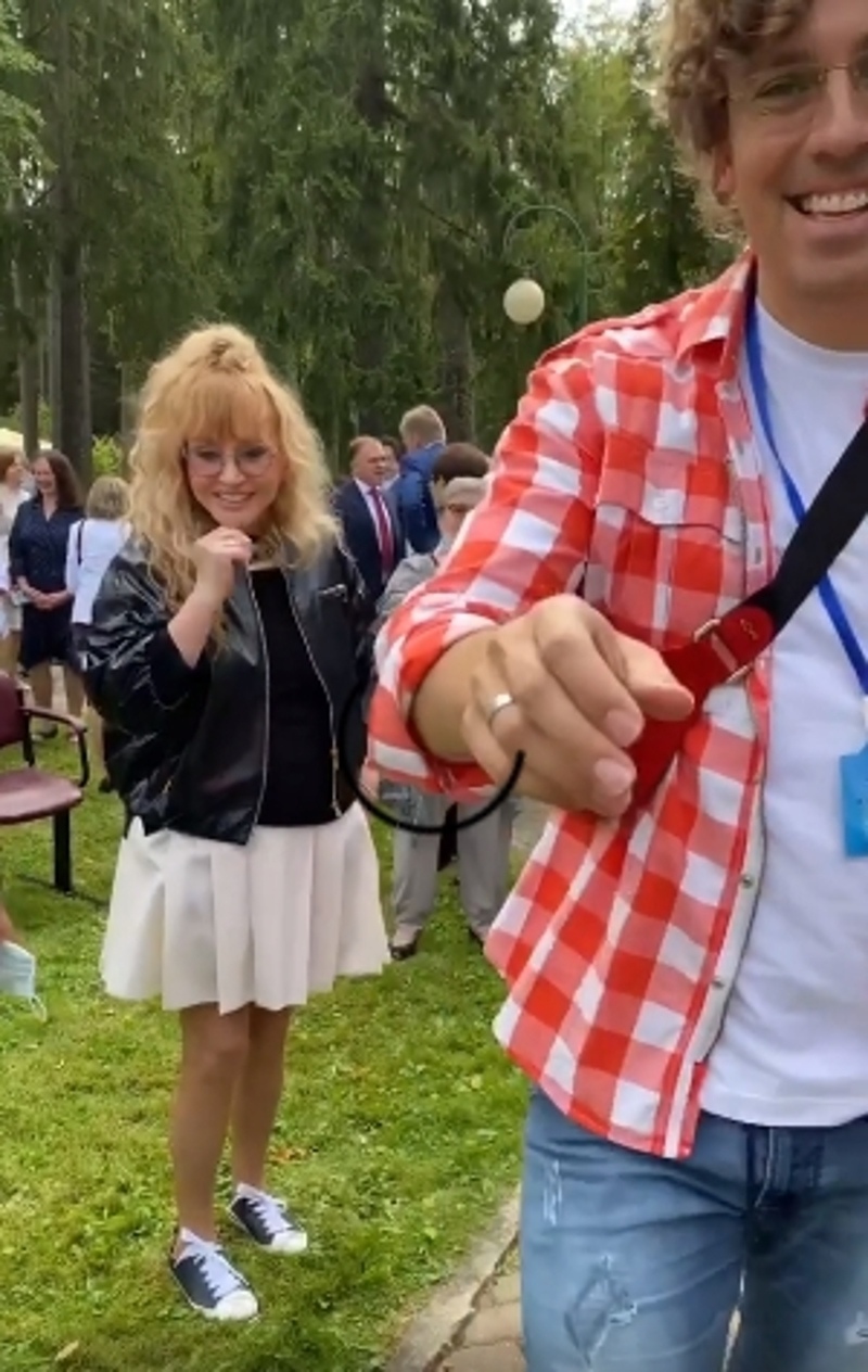 Пугачева в плиссированной юбке и кедах не смогла сдержать слез на школьной линейке Гарри и Лизы