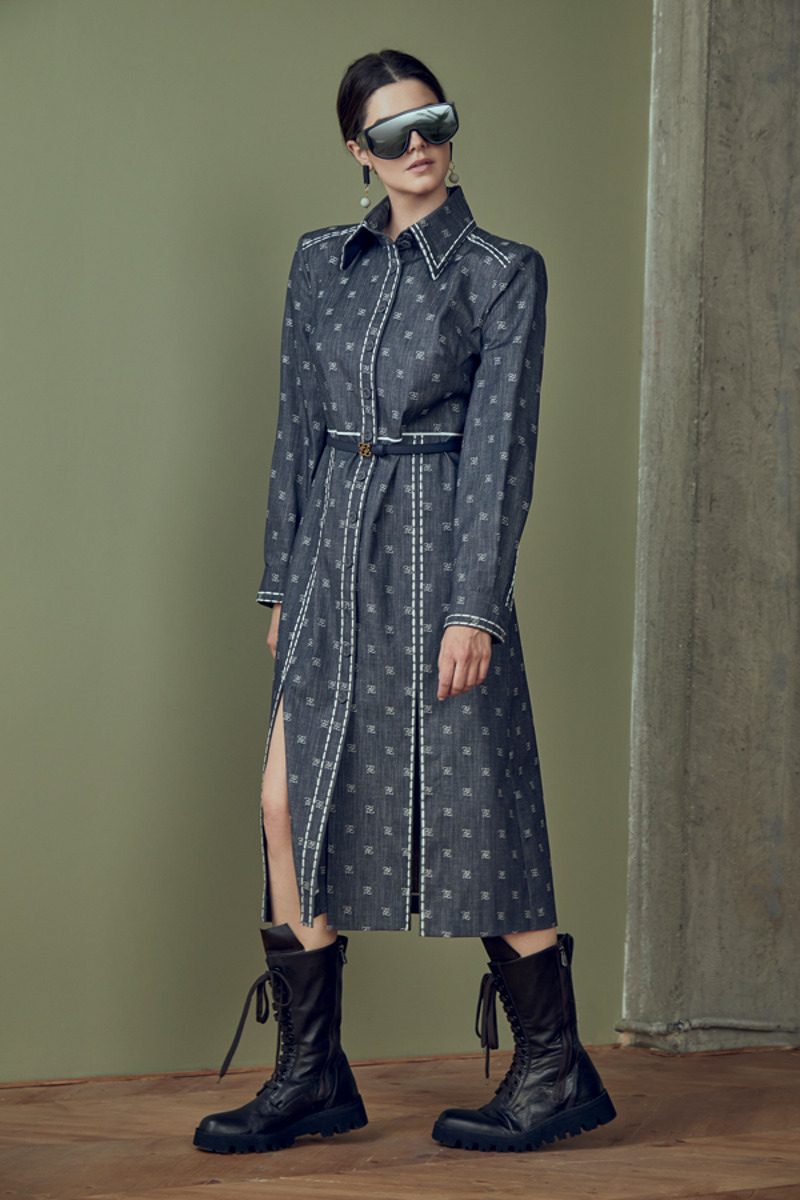 Платье, Fendi (VIPAVENUE); сапоги, Rocco P. (VIPAVENUE); очки, Linda Farrow (LaRobe); серьги, Koko room