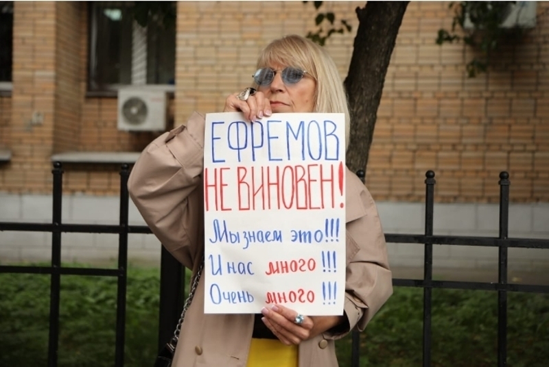 Около суда организовали флешмоб в поддержку артиста