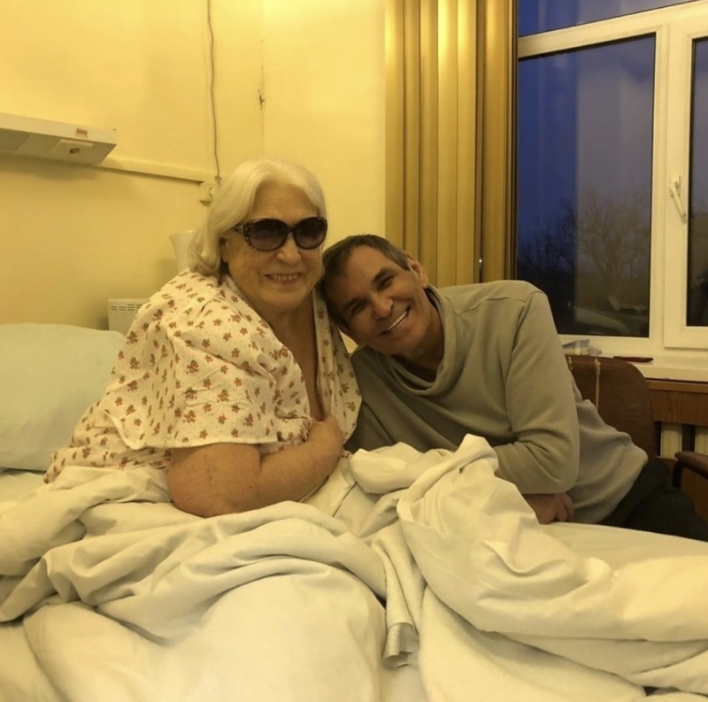 Бари поддерживает жену