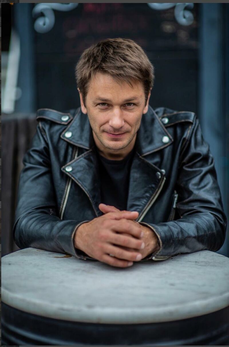 Александру Константинову достаются роли как романтических героев, так и брутальных красавцев