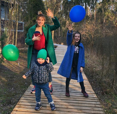 Елена Подкаминская с детьми