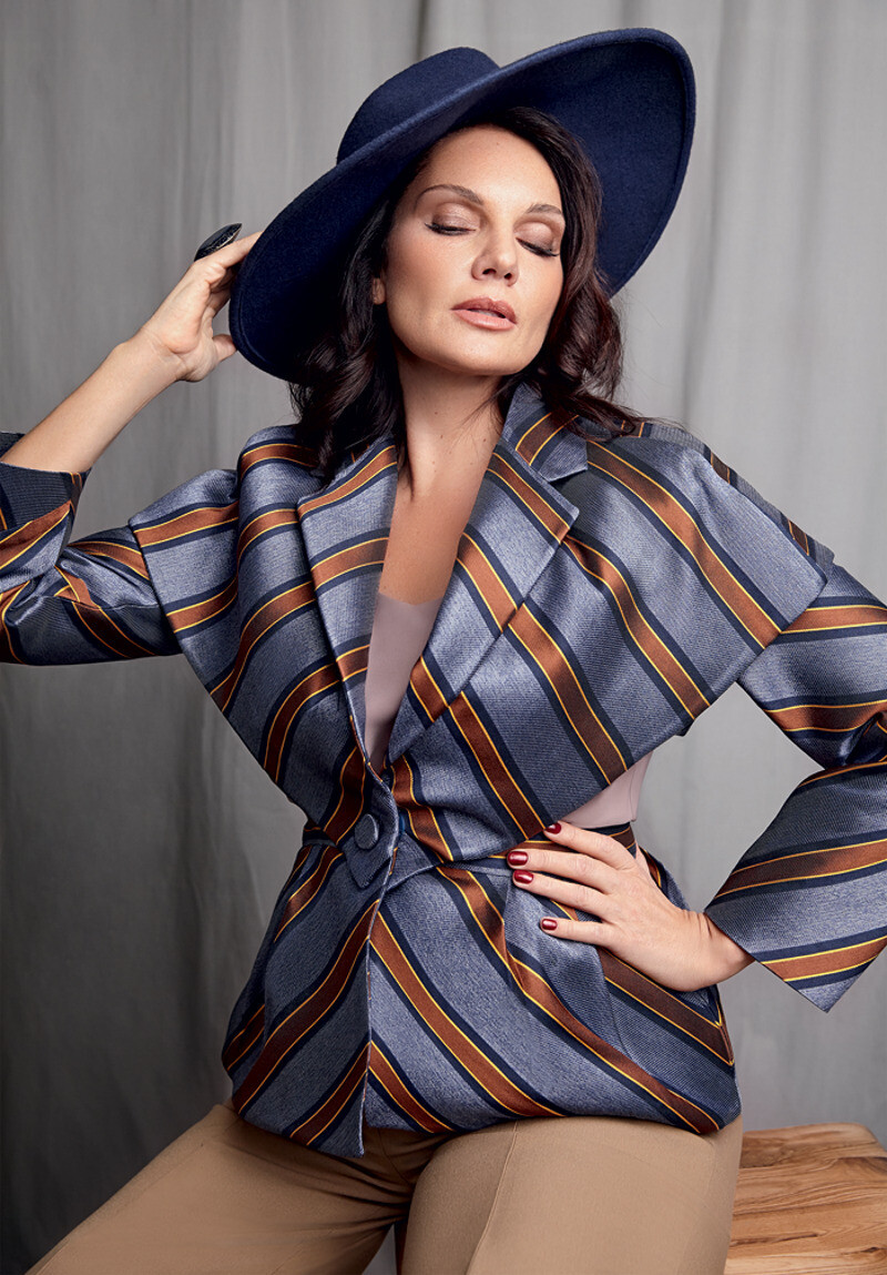 Жакет, FENDI (VIPAVENUE); топ и брюки, все – EMKA; шляпа, LIA GUREEVA; кольцо, собственность героини