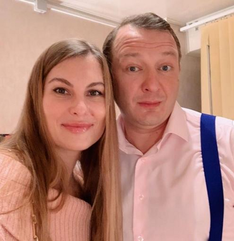 Марат Башаров утверждает, что они с женой продолжают жить вместе после развода, но "уже без всякого штампа"