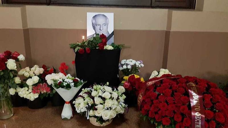 Цветов так много, что их начинают убирать со сцены