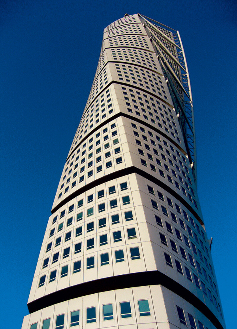 Закрученный небоскреб Turning Torso – главная местная достопримечательность