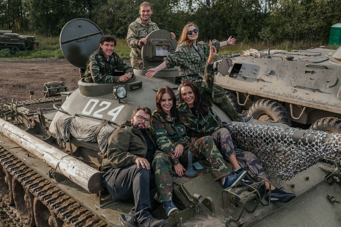Именинник в компании друзей с удовольствием катался на танке