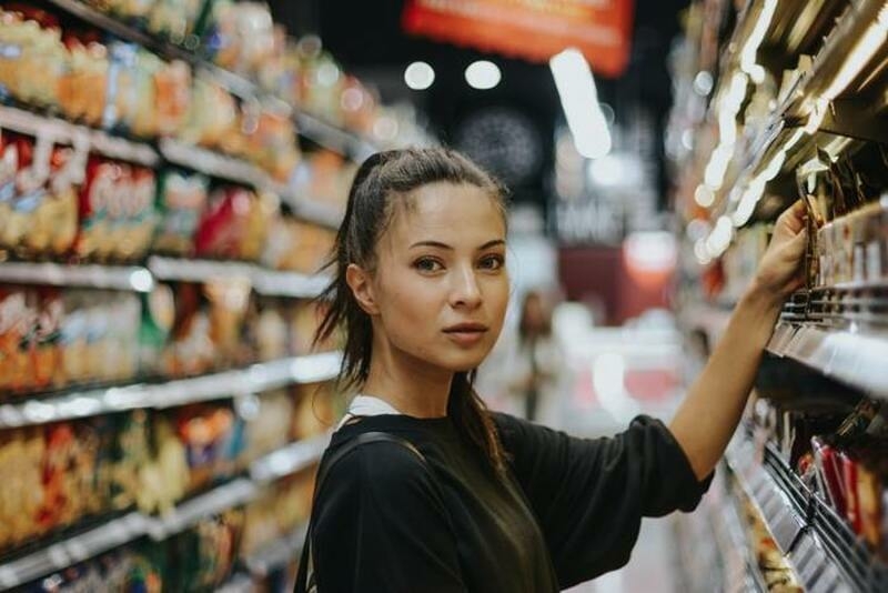 не берите самые первые продукты на полке