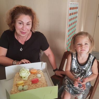 Симона, мама Тимати, с внучкой Алисой