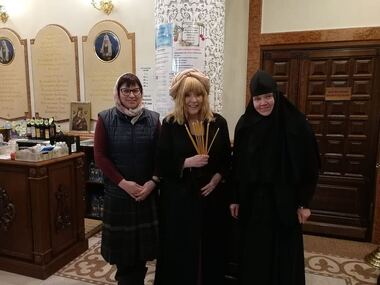 Алла Пугачева со служителями церкви
