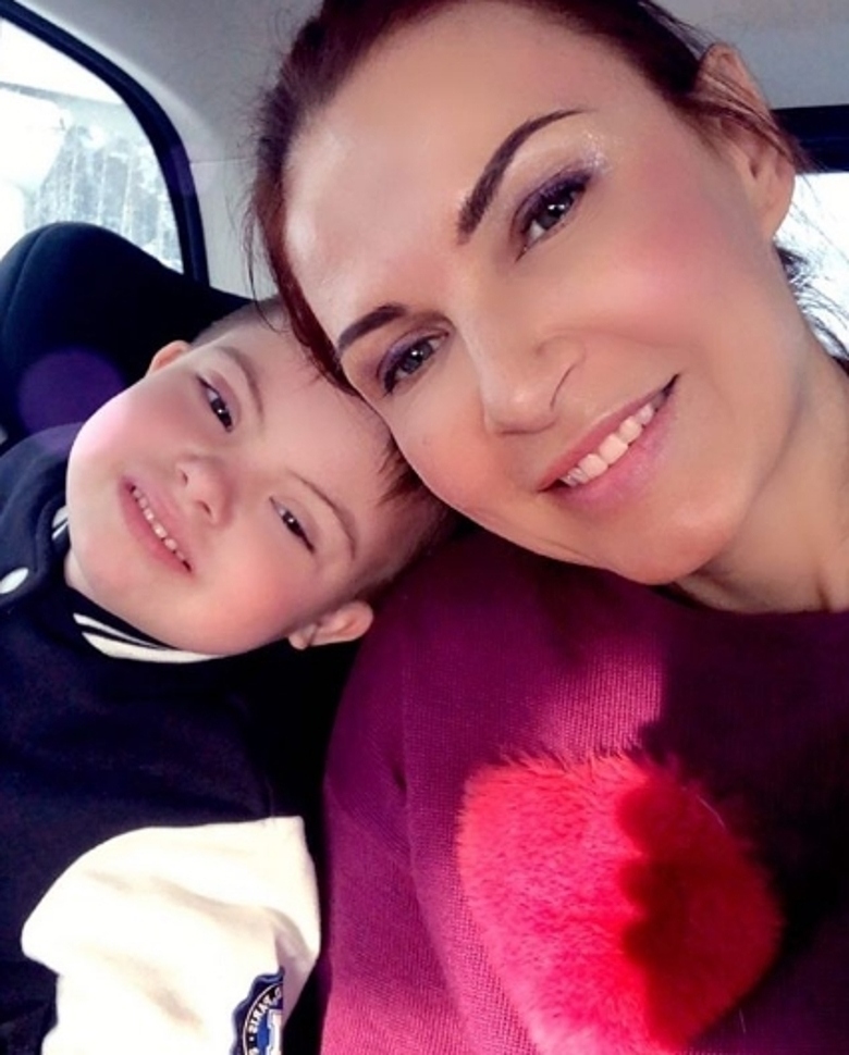 Эвелина Бледанс с младшим сыном Семой