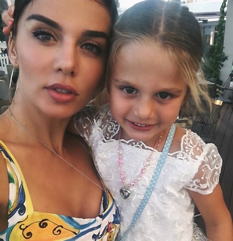 АННА СЕДОКОВА С МЛАДШЕЙ ДОЧКОЙ МОНИКОЙ