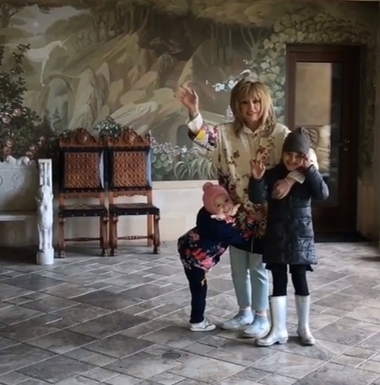 Алла Пугачева с дочкой и внучкой