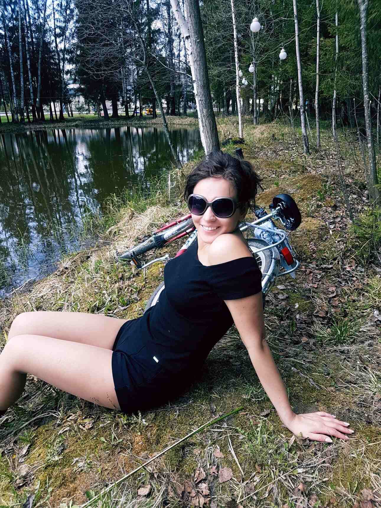 Янина Мелехова загорала в Подмосковье