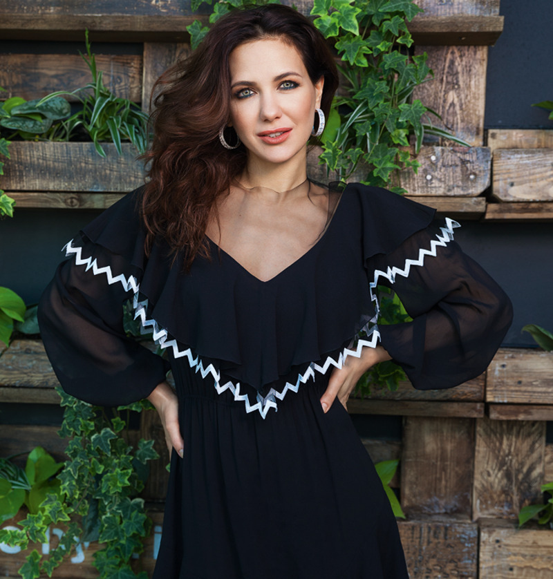 Платье, YANINA COUTURE; украшения, VALTERA