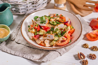 Теплый грузинский салат с курицей под соусом из грецких орехов и белого вина