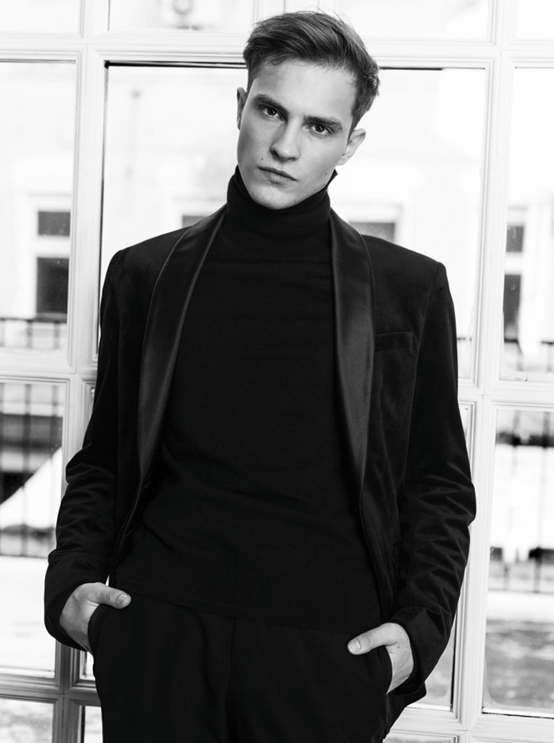 Костюм, ERMENEGILDO ZEGNA; водолазка, DOLCE & GABBANA