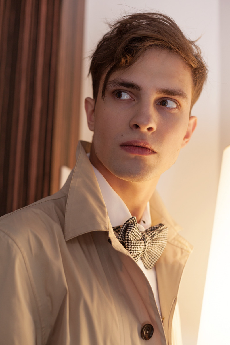 Плащ, DIEGO M; рубашка, BRIONI; галстук-бабочка, ARUT MSCW
