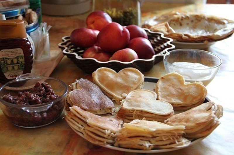 К блинам подают мед, варенье, икру, рыбу, но не мясо