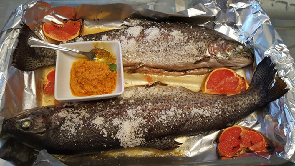 Форель, запеченная с грейпфрутом и «копченым» маслом